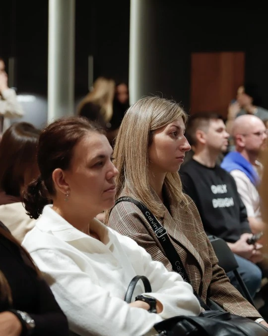 слушатели внимательно слушают выступление на экспертной сессии