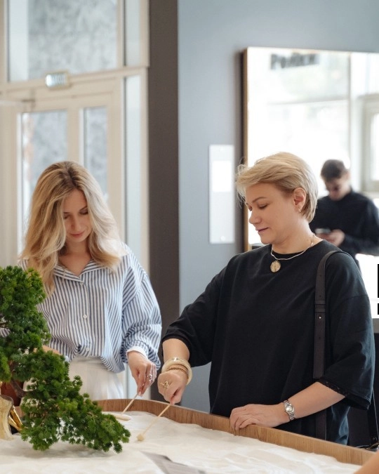 участники дизайн-форума изучают материалы и обсуждают идеи для проектов